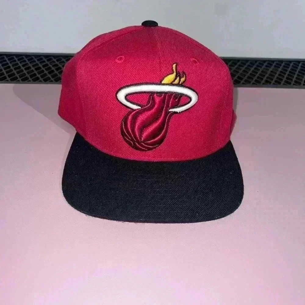 Vintage Miami Heat NBA Two‎ Tone Red Black Adjustable Snapback Hat Cap NOFA